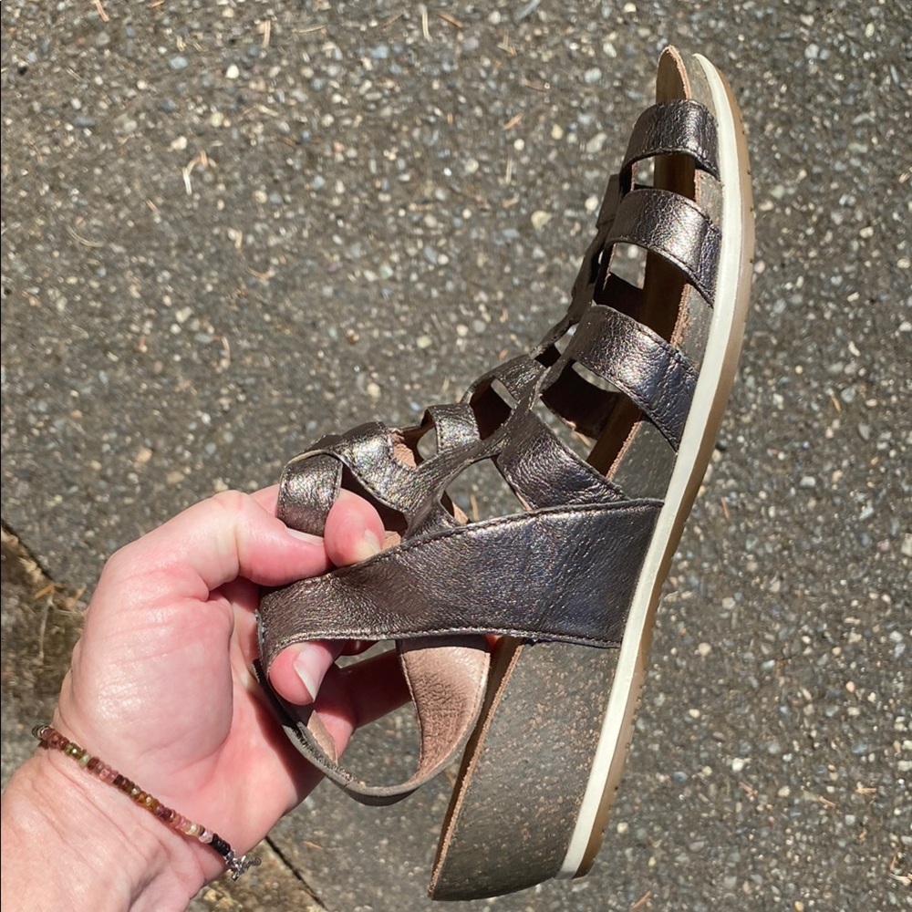 Women's Metallic Sandals - Picture 7 of 7